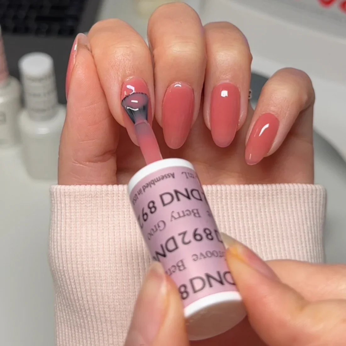 DND Gel Polish 892 - Berry Groove - Image 4